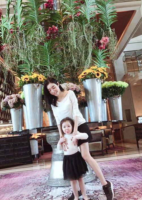 Sao Việt Elly Trần và con gái Mộc Trà diện đồ ton sur ton.