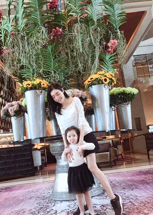 Sao Việt Elly Trần và con gái Mộc Trà diện đồ ton sur ton.