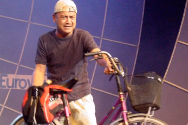 Hoàng Sơn có cơ hội tỏa sáng khi Hữu Luân - Phó Giám đốc nhà Văn hóa Thanh niên TP HCM xin anh cho vào sân khấu hài tại số 135 Hai Bà Trưng rồi bảo Phước Sang tổ chức liên hoan sân khấu hài tại đây. Từ vai diễn trong liên hoan này, Hoàng Sơn bắt đầu được chú ý. Ảnh: Thể thao văn hóa