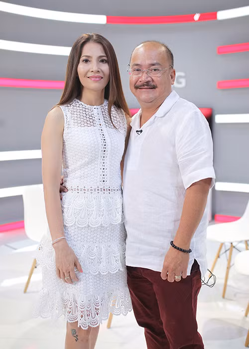 Nghệ sĩ Hoàng Sơn đã lập gia đình. Vợ của anh là Phạm Thị Diệp Thanh. Cô từng học chung khóa diễn viên Trường Nghệ thuật sân khấu 2 với Hoàng Sơn. Cả hai yêu nhau khi còn là sinh viên. Diệp Thanh là người mẫu nhưng sau khi kết hôn, cô lui về hậu trường. Ảnh: Một thế giới