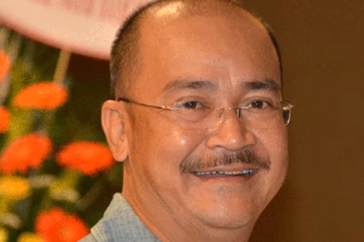 Sinh ra và lớn lên ở Bình Dương, nghệ sĩ Hoàng Sơn là con út trong một gia đình có 10 người con. Bố của anh mất từ khi anh còn nhỏ rất nhỏ. Rất thương mẹ một mình gánh vác gia đình, Hoàng Sơn đi làm thuê ngoài giờ học. Ảnh: Người đưa tin