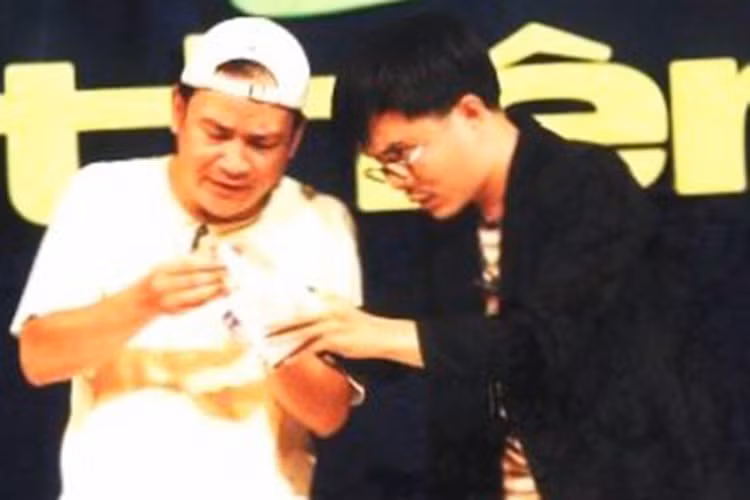  Diễn viên Hoàng Sơn được nhiều khán giả yêu mến bởi lối diễn hài gần gũi, chân chất, vui tươi. Trên sân khấu hài kịch, anh thường xuyên vào vai những nhân vật dân dã, bình dân. Ảnh: Tuổi trẻ