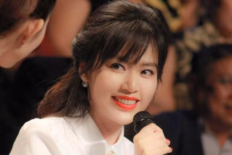 Cách đây không lâu, Hoa hậu Thu Thủy gây ồn ào bởi nghi vấn là kẻ thứ ba. Cụ thể, chị Phương Anh - em họ nhà bác ruột của Thu Thủy bất ngờ tố từng bị Thu Thủy cướp chồng sắp cưới vào thời điểm 12 năm trước. Ảnh: FBNV