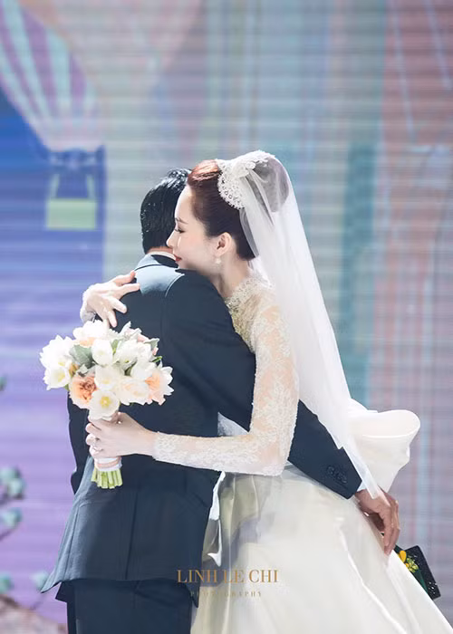 Hình ảnh Hoa hậu Việt Nam 2012 và người bạn đời dành cho nhau cái ôm đầy ngọt ngào. Ảnh: Lê Chí Linh