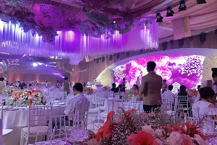 Có mặt từ sớm, Lê Thiện Viễn - bạn của cô dâu chú rể đã chia sẻ hình ảnh tiệc cưới. Theo đó, không gian ngập tràn hoa tươi với tông màu chủ đạo trắng, hồng. Ảnh: Facebook Lê Thiện Viễn