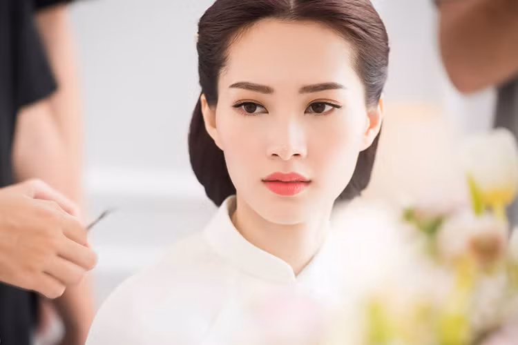 Sở hữu nhan sắc vạn người mê, Hoa hậu Việt Nam 2012 hút mọi ánh nhìn trong lễ ăn hỏi.