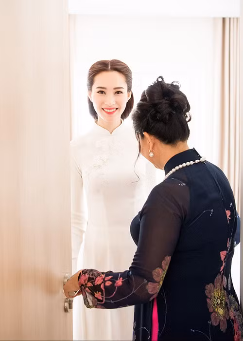 Người đẹp gốc Bạc Liêu luôn rạng ngời hạnh phúc. Từ khi công khai, chuyện tình của cô và Trung Tín được nhiều người ủng hộ.