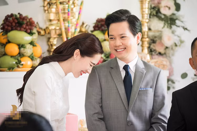 Đôi uyên ương cười rạng rỡ trong ngày trọng đại. Sau 3 năm gắn bó, đám cưới của Đặng Thu Thảo và Trung Tín sẽ được tổ chức vào ngày 6/10 tới đây.