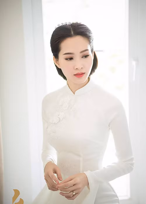 Ngày 1/10, Hoa hậu Đặng Thu Thảo và bạn trai Trung Tín tổ chức lễ ăn hỏi. Trong ngày trọng đại, người đẹp gốc Bạc Liêu diện áo dài trắng tinh khôi.