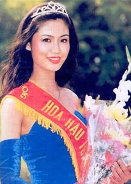 Thu Thủy sinh năm 1976, lớn lên ở Hà Nội. Bố mẹ của cô đều là cán bộ nghiên cứu của Viện Ngôn ngữ học. Với tài sắc vẹn toàn, năm 18 tuổi, Thu Thủy đăng quang cuộc thi Hoa hậu Việt Nam 1994 và đoạt giải phụ Ứng xử hay nhất. Ảnh: Giáo dục Việt Nam