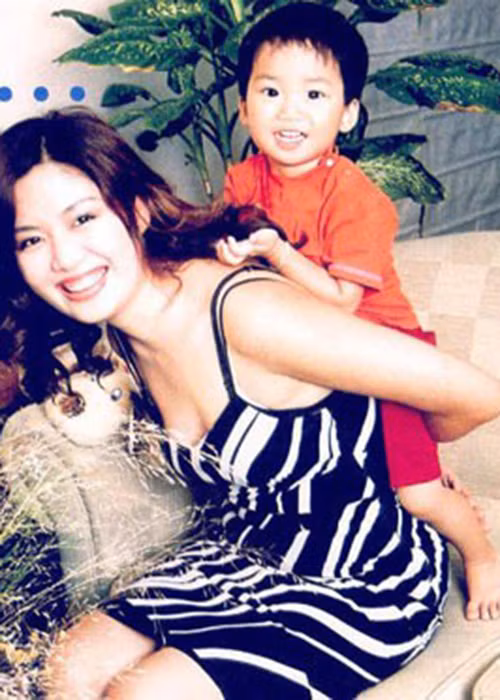 Bước ra khỏi cuộc hôn nhân đầu tiên, Hoa hậu Thu Thủy một mình nuôi cậu con trai Trần Duy Anh. Khi bố mẹ ly hôn, cậu nhóc mới được 2 tuổi. Theo chia sẻ của Thu Thủy, bé Duy Anh thông minh giống mẹ. Ảnh: An ninh thủ đô
