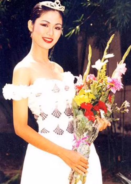 Sau khi đăng quang, người đẹp sinh năm 1976 theo học Học viện Ngoại giao. Tuy nhiên, sau đó, vì nhiều lý do, Thu Thủy bỏ học giữa chừng để du học ngành quản trị kinh doanh ở Mỹ và từng làm việc tại đây. Ảnh: An ninh thủ đô