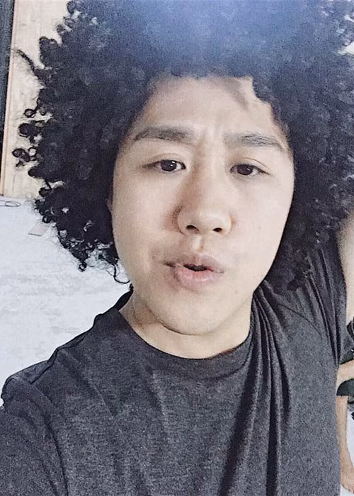 Trung Quân Idol đội tóc giả hóa thân thành nữ ca sĩ Tiên Tiên.