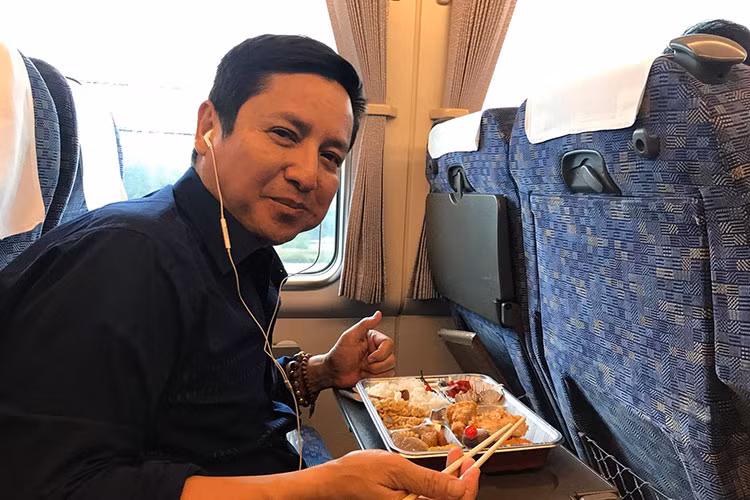 “Táo giao thông” Chí Trung háo hức trải nghiệm đi tàu cao tốc ở Nhật Bản.