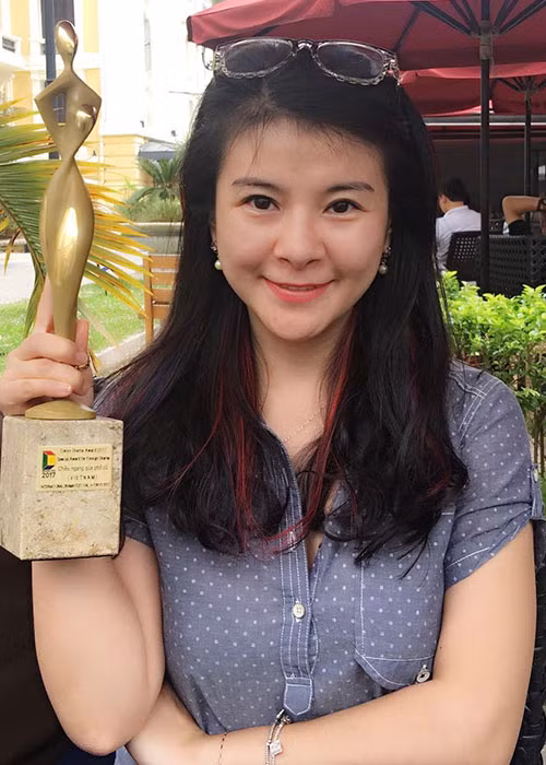 Diễn viên Kim Oanh khoe cúp Giải Phim nước ngoài hay nhất tại Liên hoan phim truyền hình quốc tế Tokyo dành cho bộ phim “Chiều ngang qua phố cũ”.