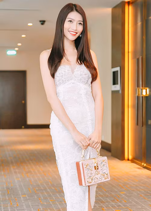 Chế Nguyễn Quỳnh Châu từng đăng ký tham gia cuộc thi Hoa hậu Hoàn vũ Việt năm nay. Được đánh giá là một ứng viên mạnh nên việc cô rút khỏi cuộc thi trước khi vòng sơ khảo bắt đầu khiến nhiều người bất ngờ. Ảnh: FBNV