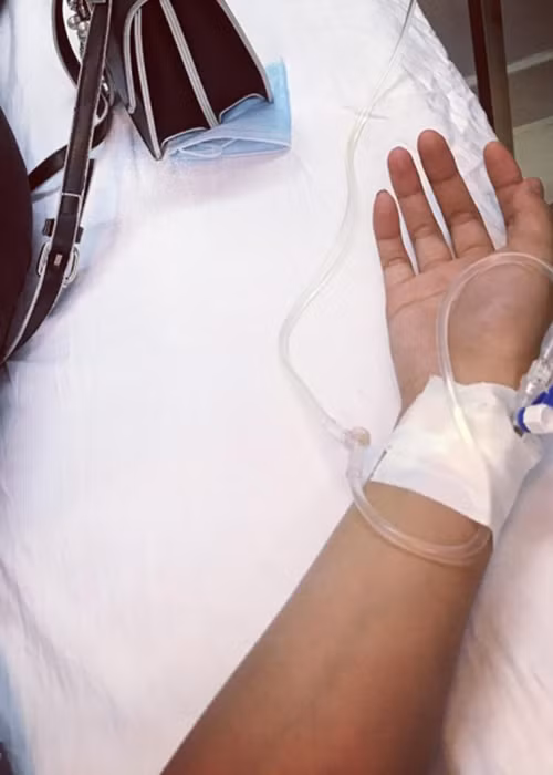 Hương Ly phủ nhận rút khỏi cuộc thi vì tin đồn phẫu thuật thẩm mỹ. Người đẹp 9x cho hay vì lý do sức khỏe nên cô phải xin dừng cuộc chơi. Trên trang cá nhân, Hương Ly cũng đã đăng tải bức ảnh phải truyền nước vì sức khỏe không được tốt. Ảnh: FBNV