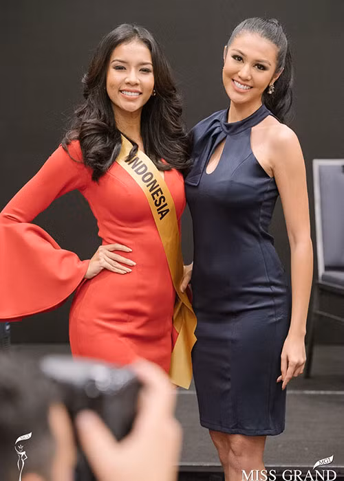 Hoa hậu Hòa bình Thế giới 2016 chụp ảnh cùng thí sinh đến từ Indonesia.