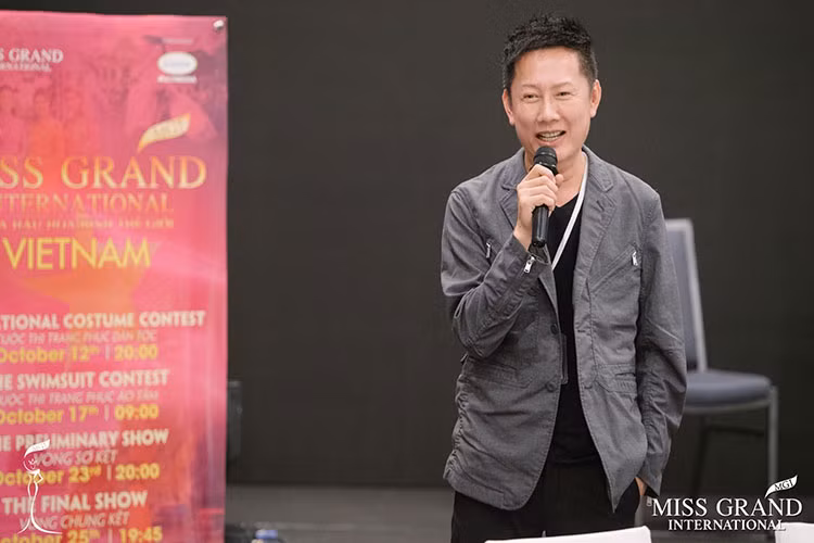 Ông Nawat Itsaragrisil - chủ tịch cuộc thi phát biểu tại buổi trao dải băng.