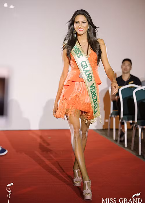 Trước khi nhận dải băng, dàn người đẹp tích cực tập catwalk cho buổi tiệc chào mừng đến với cuộc thi.