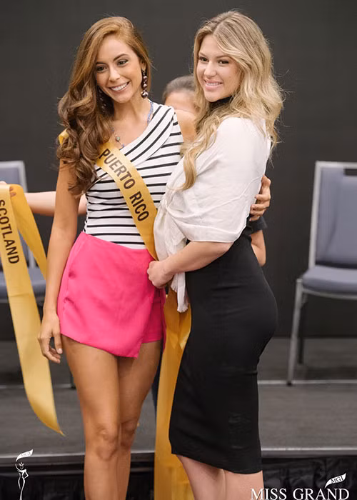 Người đẹp đến từ Puerto Rico rạng rỡ khi được trao dải băng.