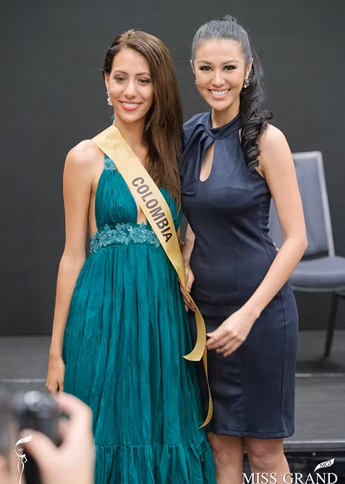 Đương kim hoa hậu trao dải băng cho người đẹp đến từ Colombia.
