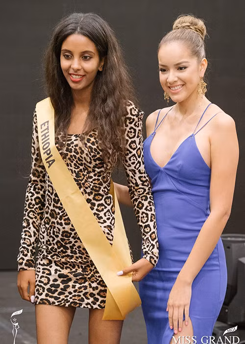 Selamawit Teklay nhận dải băng của Ethiopia tại cuộc thi.