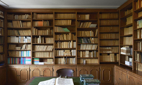 Thư viện quý giá với hơn 3.000 cuốn sách. Ảnh: Ambroise Tezenas