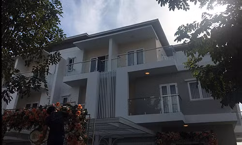 Hoa hau Thu Thao trang tri nha ngap hoa trong ngay vu quy