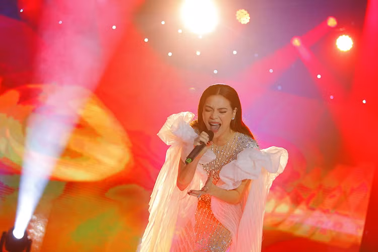 Hồ Ngọc Hà thể hiện tất cả 8 ca khúc. Ngoài những bài hát tủ trong Love songs, nữ ca sĩ cùng hát một số ca khúc hit đàn em như Có em chờ (Min).