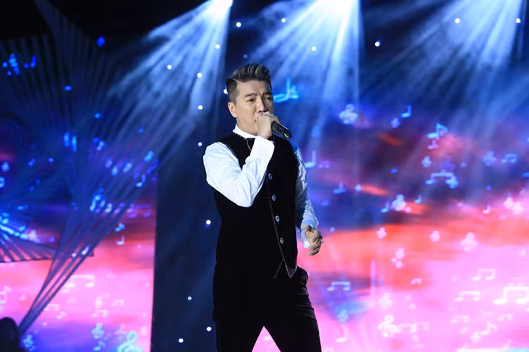 Đàm Vĩnh Hưng là ca sĩ thể hiện nhiều ca khúc nhất trong đêm nhạc. Ngoài tiết mục kết hợp với hai nữ ca sĩ, Đàm Vĩnh Hưng solo Tình bơ vơ, Vì anh là soái ca, Yêu em cả trong giấc mơ...