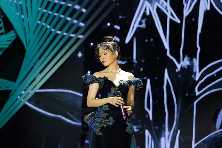  Lệ Quyên và Hồ Ngọc Hà tham gia chương trình không có tiết mục kết hợp. Lệ Quyên hát trước, sau đó đến Hồ Ngọc Hà. Trong hậu trường, giọng ca Duyên phận và ca sĩ Destiny cũng tránh mặt nhau. Ban tổ chức cho biết đạo diễn chương trình đã có mở lời và thuyết phục hai nữ ca sĩ cùng hòa giọng với Đàm Vĩnh Hưng trong tiết mục tam ca những không thành công.