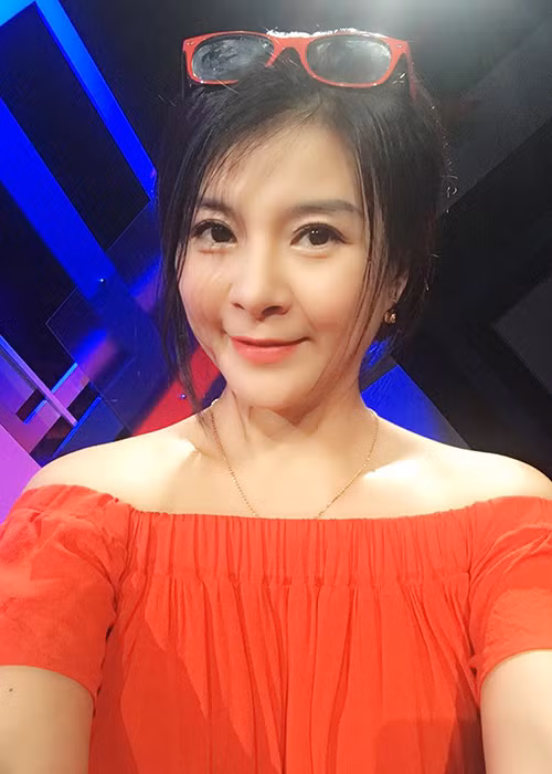 Mỗi khi rảnh rỗi, diễn viên Kim Oanh vẫn đi diễn để vơi nỗi nhờ nghề. Trước đây, cô thường xuyên diễn kịch, đóng phim, làm đạo diễn các vở kịch.