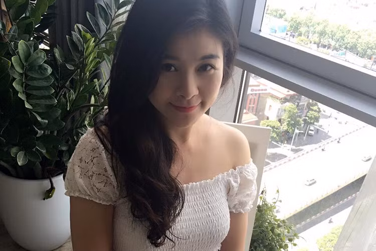 Kim Oanh từng lập gia đình nhưng cuộc hôn nhân không trọn vẹn. Hiện tại, cô chọn sống bình yên với công việc biên tập viên phòng sân khấu của ban văn nghệ tại Đài truyền hình Việt Nam.