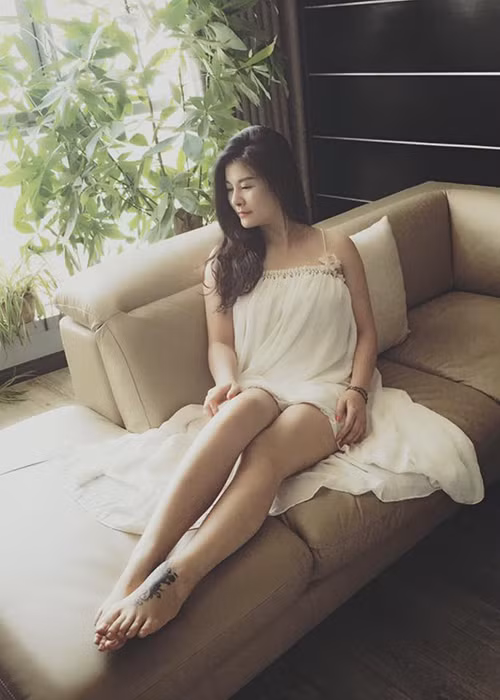 Kim Oanh vốn chăm chỉ tập thể thao để giữ vóc dáng. Ngoài ra, cô còn giữ hình ảnh tươi trẻ nhờ biết cách ăn mặc.