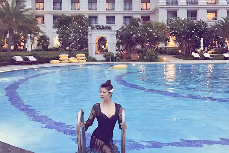  Diễn viên Kim Oanh sinh năm 1975. Ở độ tuổi ngoài 40, Mây của “Sóng ở đáy sông” vẫn giữ được vóc dáng thon gọn. 