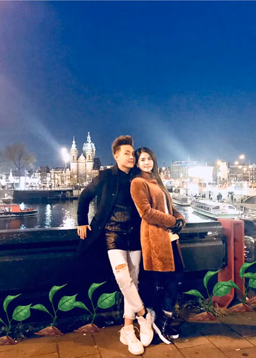 Vợ chồng sao Việt Kha Ly - Thanh Duy hạnh phúc bên nhau trong chuyến đi Đức.