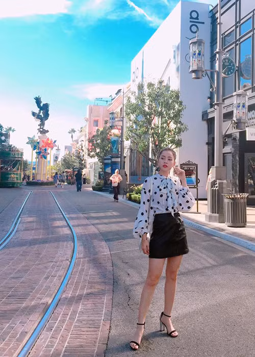 Chi Pu mặc sành điệu xuất hiện trên đường phố tại Los Angeles, Mỹ.