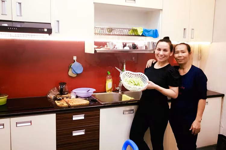 Mẹ ruột và mẹ nuôi của Hồ Văn Cường - nữ ca sĩ Phi Nhung cùng nấu ăn.