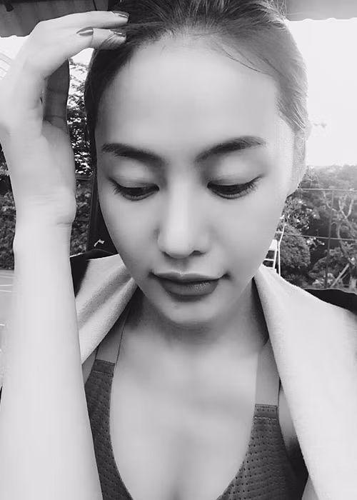 Linh Chi đăng tải status đầy triết lý: “Phúc phận đâu phải bởi đua tranh/ Kiên tâm tích đức cấy thiện lành/ Tướng chẳng muộn phiền, tâm thanh tịnh”.