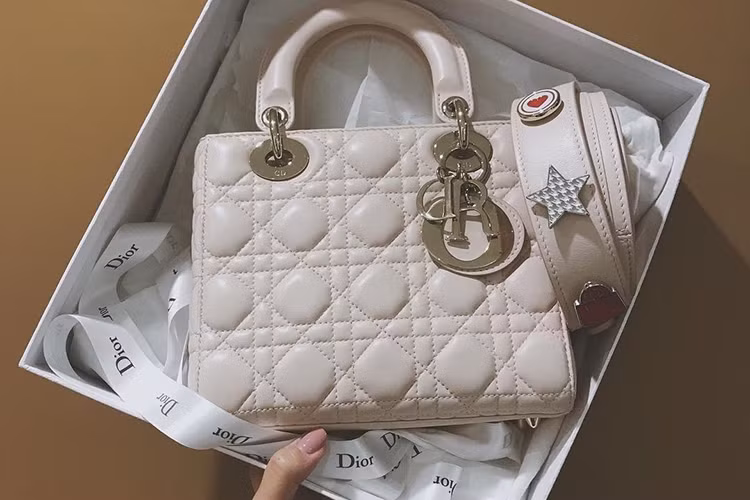 Văn Mai Hương tự thưởng cho bản thân món đồ hàng hiệu sau chuỗi ngày làm việc vất vả.