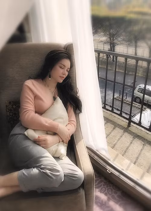 Lý Nhã Kỳ chia sẻ: “Khi tôi mệt mỏi, tôi chỉ muốn tìm 1 chỗ dựa trong 1 góc khuất, nơi tôi có thể tìm được cảm giác bình yên và an toàn”.