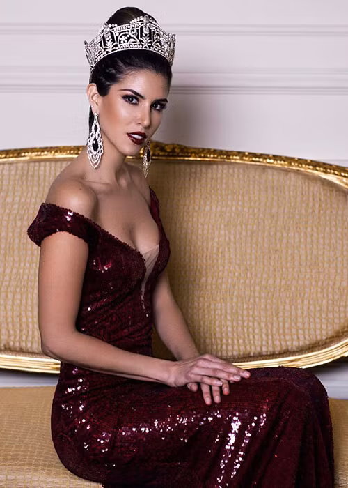 Trong đêm chung kết, Maria còn ghi điểm khi phiên dịch nhanh cho đại diện Venezuela không nói được tiếng Anh ở phần phát biểu cảm nghĩ trước lúc công bố kết quả. Ảnh: FBNV