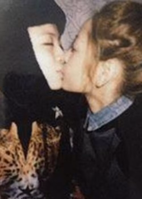 Năm 2013, Chi Pu và Gil Lê thường đi cùng nhau trong các sự kiện hay đời thường. Cả hai mặc đồ đôi, có những cử chỉ khá thân thiết. Thậm chí, tháng 10/2013, cư dân mạng truyền bức ảnh cựu hot girl Hà thành và cựu thành viên nhóm nhạc X5 hôn nhau. Ảnh: Yan News