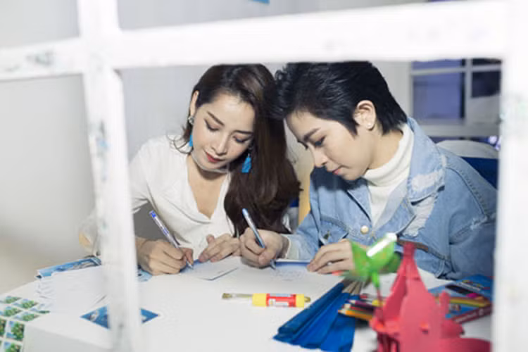 Mối quan hệ giữa Chi Pu và Gil Lê tốn không ít giấy mực khi cựu hot girl luôn úp mở về mối quan hệ với cô nàng cá tính của Vbiz. "Giữa Chi Pu và Gil không phải là bạn, cũng không phải là người yêu mà nó đã trở thành người thương", Chi Pu nói. Ảnh: Khám phá