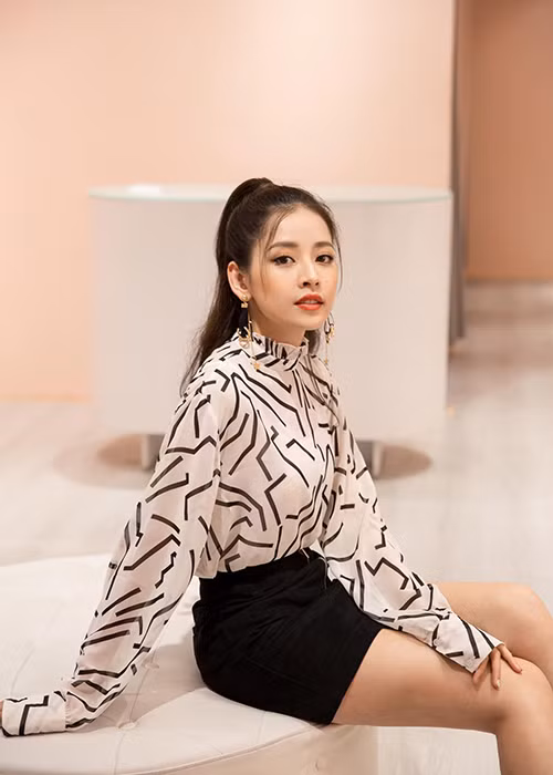 Chi Pu tỏ ra khá bình thản trong việc đón nhận những lời khen chê cho MV đầu tay của mình. Muốn hướng tới hình ảnh một nghệ sĩ đa năng, Chi Pu chia sẻ, cô hiểu khả năng của mình đến đâu và đã đầu tư 3 năm để luyện thanh. Thời điểm này cựu hot girl thấy mình đủ tự tin để lấn sân làm ca sĩ. Ảnh: FBNV
