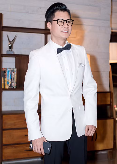 Ca sĩ Quang Dũng ăn mặc bảnh bao, lịch lãm đến chúc mừng Đặng Thu Thảo và Trung Tín. Ảnh: Zing