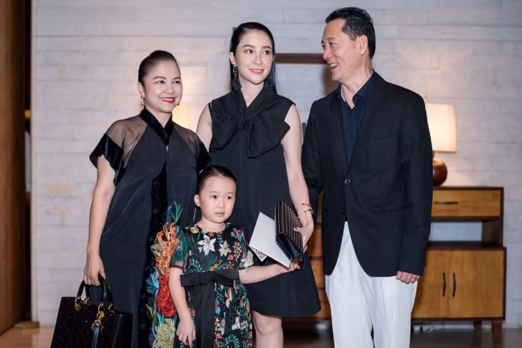 Nữ diễn viên múa Linh Nga cùng bố mẹ và con gái đến chúc mừng vợ chồng Đặng Thu Thảo - Trung Tín. Ảnh: Zing