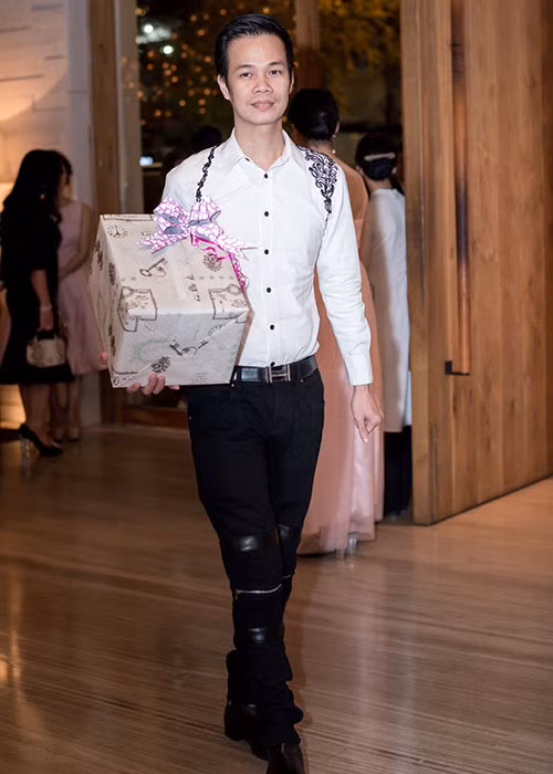 NTK Hoàng Hải mang theo một món quà lớn đến mừng vợ chồng Đặng Thu Thảo. Ảnh: Zing