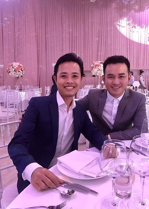 NTK Lê Thanh Hòa (phải) có mặt từ rất sớm. Tại tiệc cưới, anh hội ngộ nhiếp ảnh gia Lê Thiện Viễn. Ảnh: FBNV